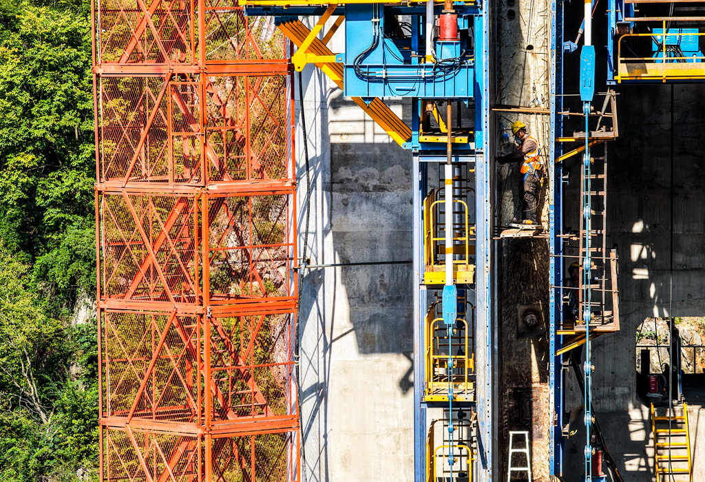 10月28日，工人在西渝高铁嘉陵江特大桥建设现场施工作业（无人机照片）。