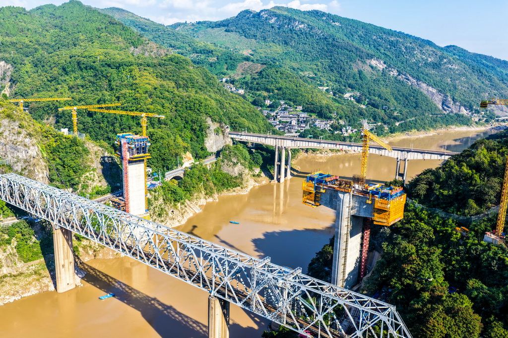 这是10月28日拍摄的西渝高铁嘉陵江特大桥建设现场（无人机照片）。