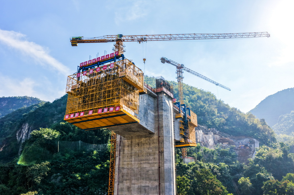 这是10月28日拍摄的西渝高铁嘉陵江特大桥建设现场（无人机照片）。
