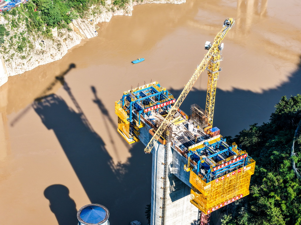 这是10月28日拍摄的西渝高铁嘉陵江特大桥建设现场（无人机照片）。