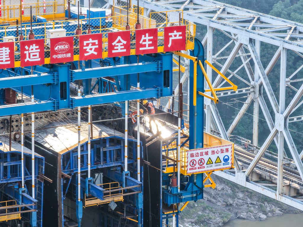10月28日，工人在西渝高铁嘉陵江特大桥建设现场施工作业（无人机照片）。