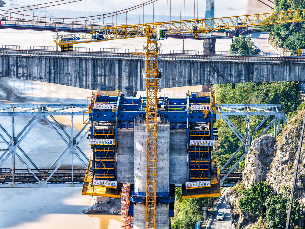 这是10月28日拍摄的西渝高铁嘉陵江特大桥建设现场（无人机照片）。