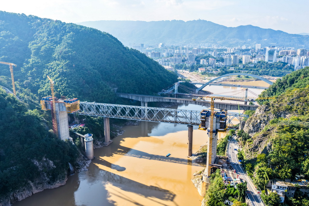 这是10月28日拍摄的西渝高铁嘉陵江特大桥建设现场（无人机照片）。