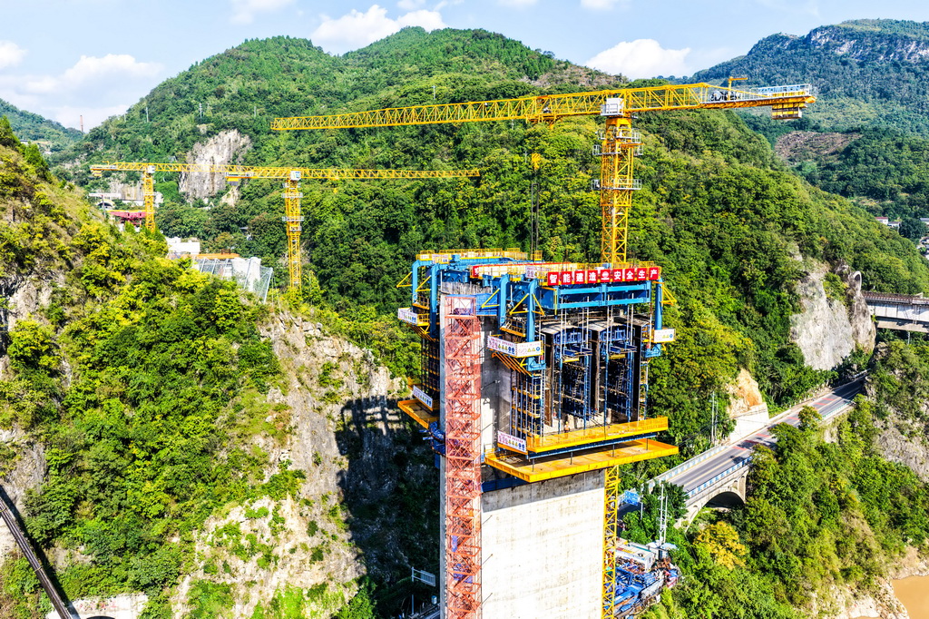 这是10月28日拍摄的西渝高铁嘉陵江特大桥建设现场（无人机照片）。