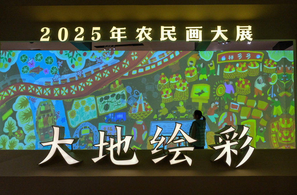 10月28日，观众在参观展览。