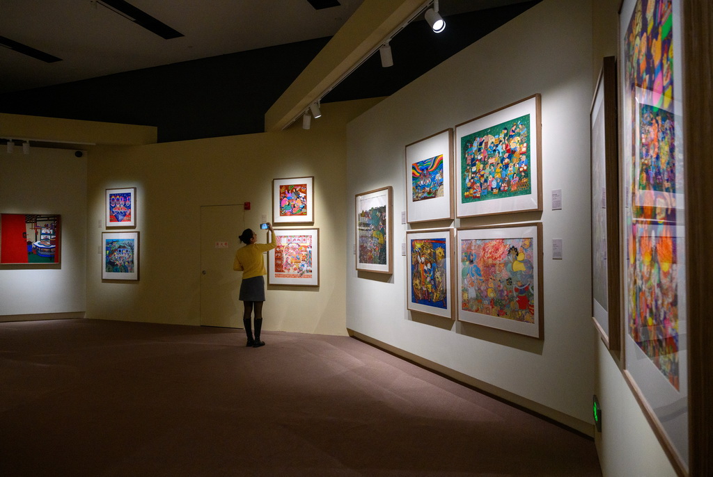 10月28日，观众在参观展览。