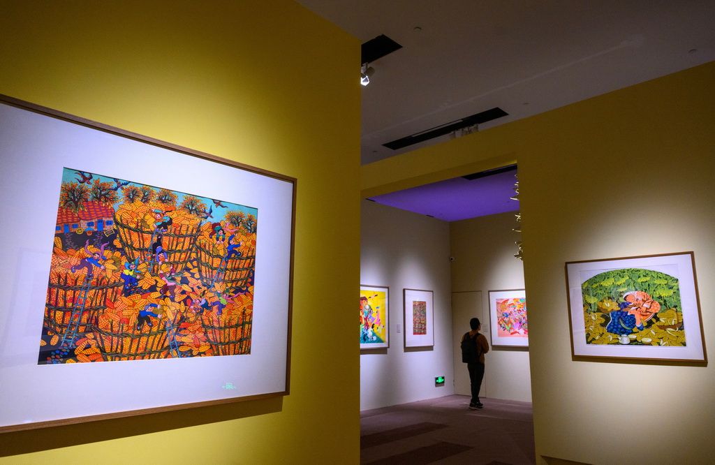 10月28日，观众在参观展览。