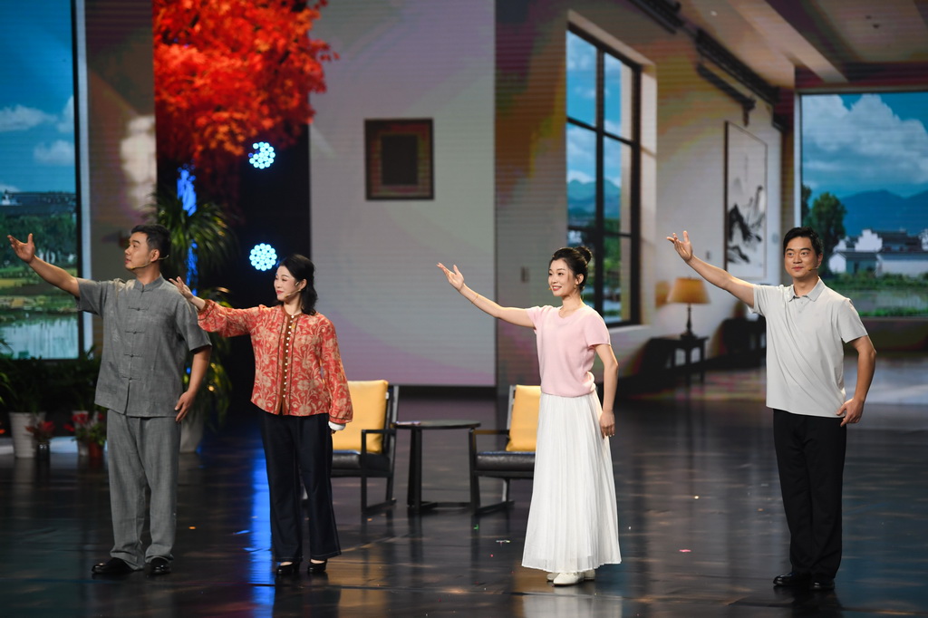 10月29日，演员在全国移风易俗优秀文艺节目展演上表演黄梅小戏《为“甜蜜”减负》。