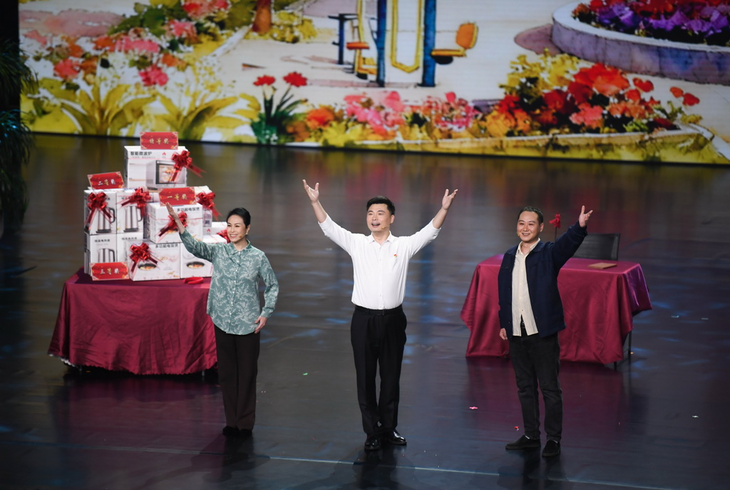 10月29日，演员在全国移风易俗优秀文艺节目展演上表演小品《文明兑奖》。