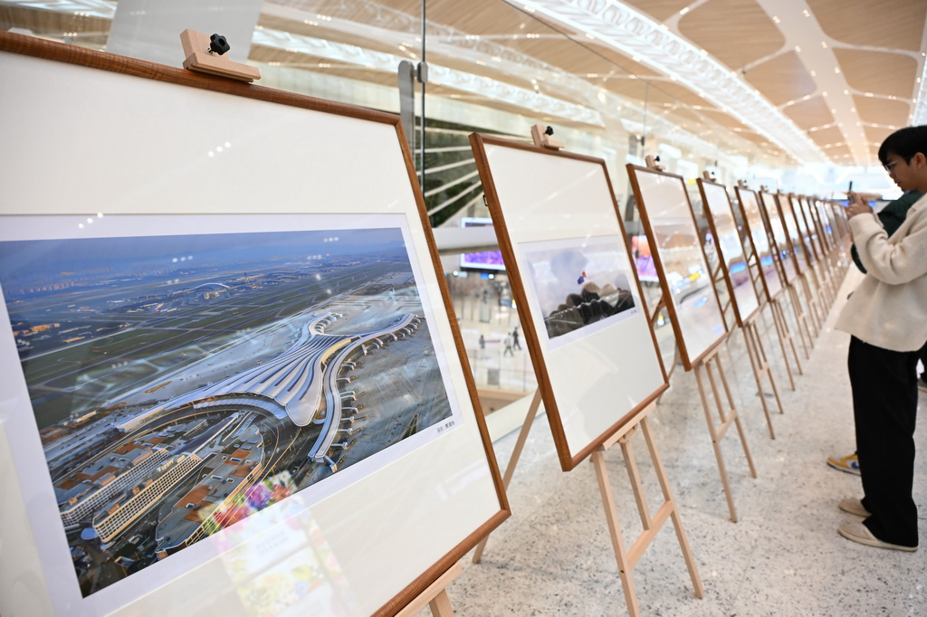10月30日，在广州白云机场T3航站楼内，市民在参观摄影展。