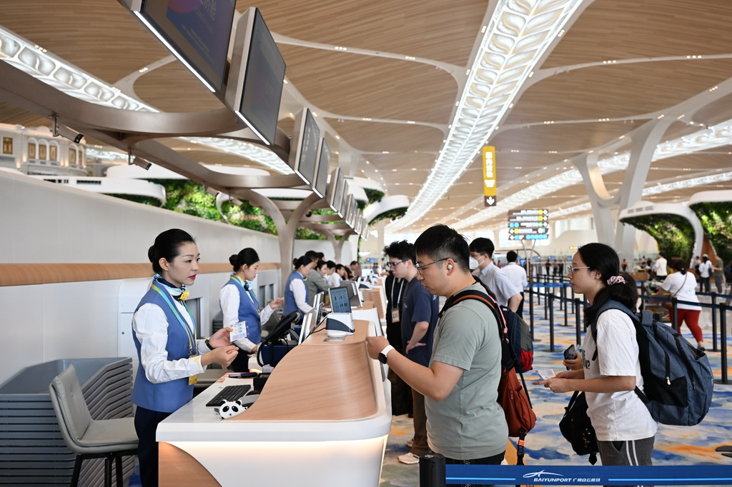 10月30日，在广州白云机场T3航站楼内，乘坐东方航空MU6308首航航班的旅客在值机。