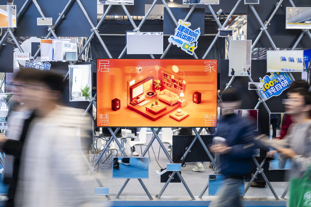 10月31日,观众在博览会现场参观。