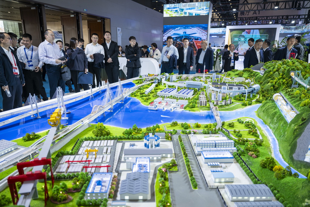 10月31日,观众在博览会现场参观。