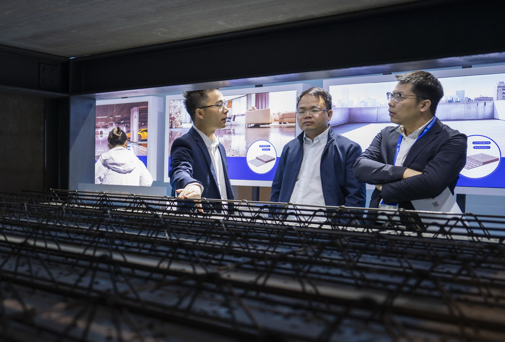 10月31日,观众在博览会现场参观。