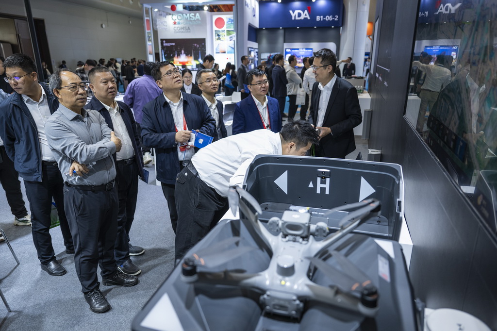 10月31日,观众在博览会现场参观。