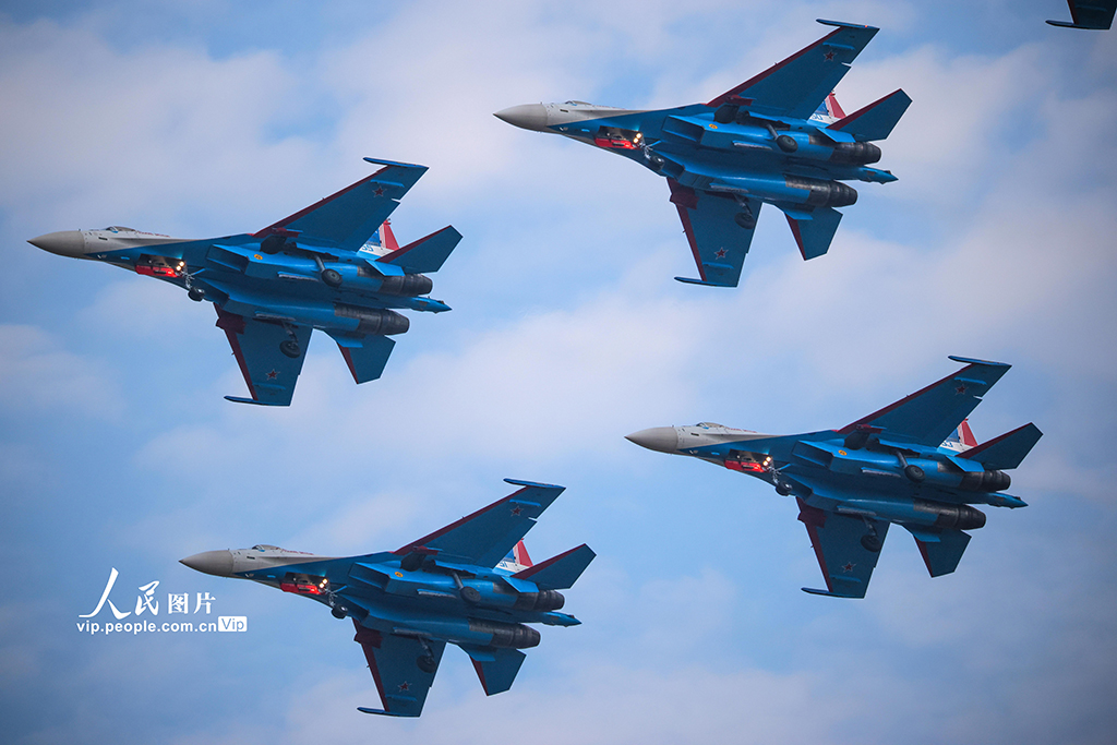 2025年10月31日,南昌瑶湖机场,俄罗斯“勇士”飞行表演队进行飞行表演。