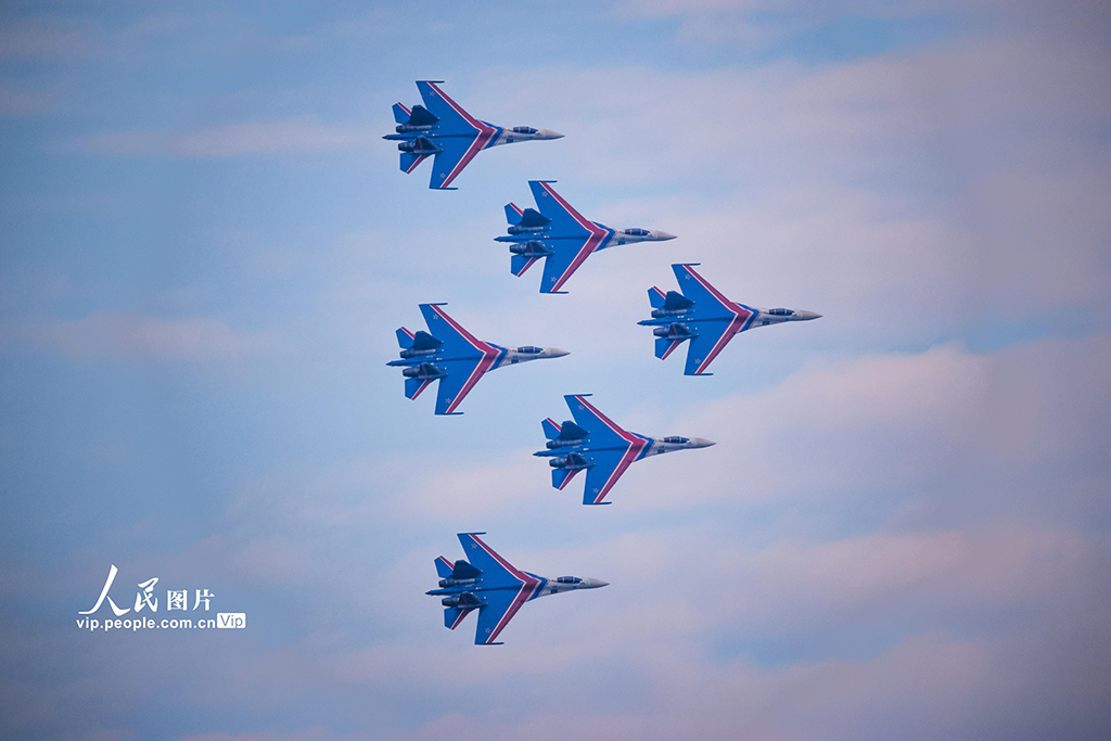 2025年10月31日,南昌瑶湖机场,俄罗斯“勇士”飞行表演队进行飞行表演。