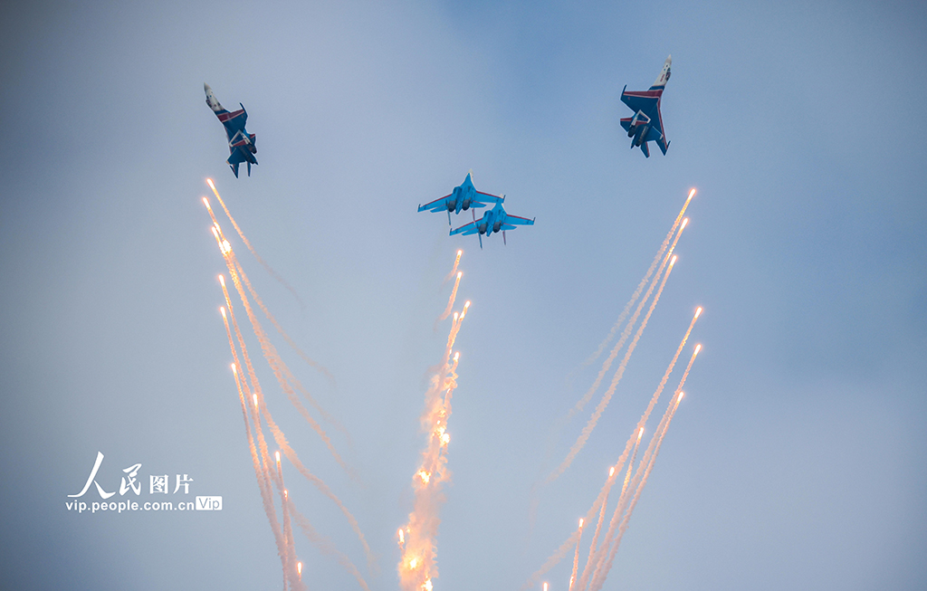 2025年10月31日,南昌瑶湖机场,俄罗斯“勇士”飞行表演队进行飞行表演。