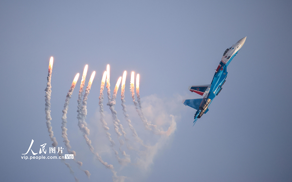 2025年10月31日,南昌瑶湖机场,俄罗斯“勇士”飞行表演队进行飞行表演。