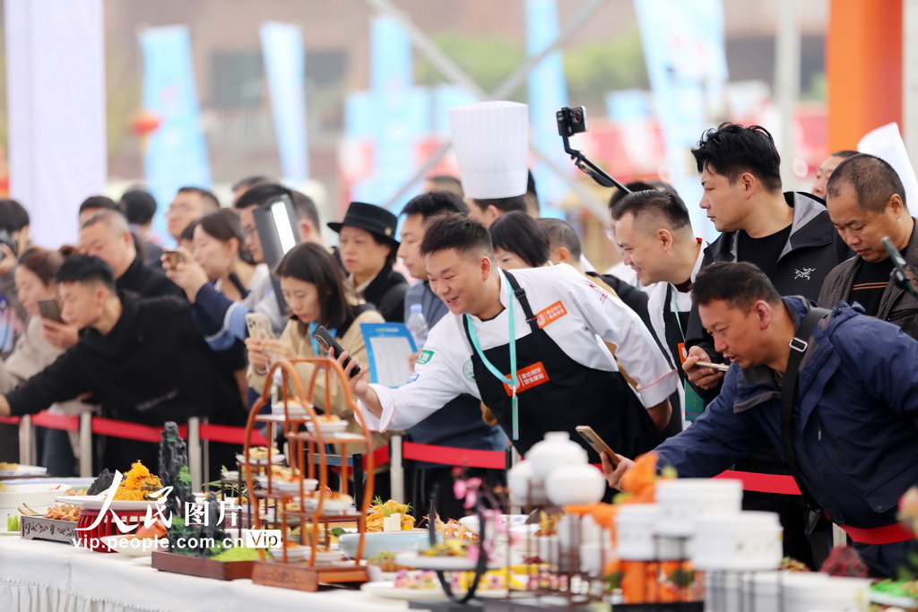 11月1日,2025世界川菜烹饪技能大赛现场,参赛厨师烹饪的传统川菜摆上餐台供厨师和嘉宾们学习交流。李华时摄(人民图片网)
