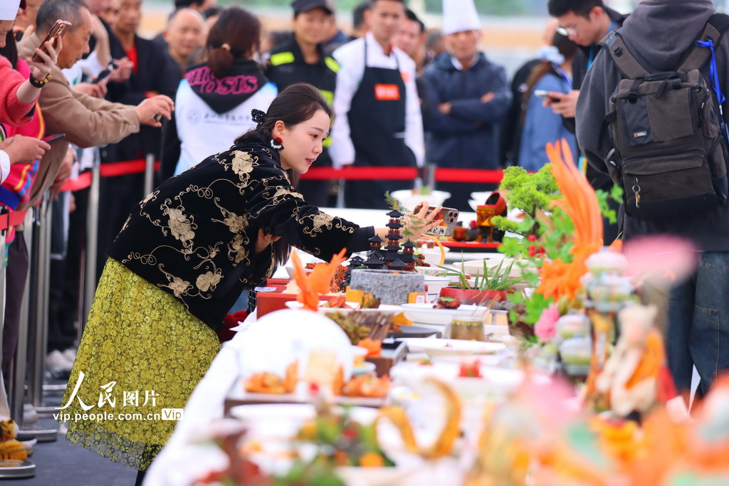 11月1日,2025世界川菜烹饪技能大赛现场,游客在拍摄川菜作品。杨飞摄(人民图片网)