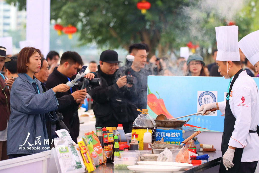 11月1日,2025世界川菜烹饪技能大赛现场,厨师在制作川菜。杨飞摄(人民图片网)