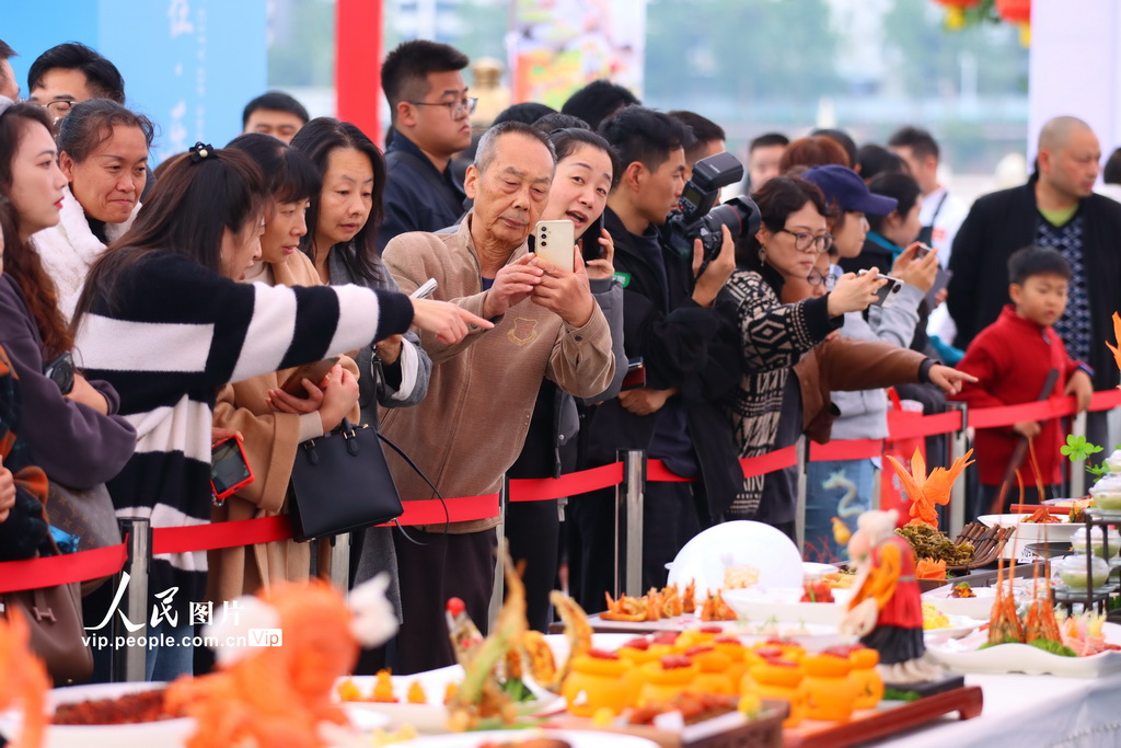 11月1日,2025世界川菜烹饪技能大赛现场,游客在欣赏川菜作品。杨飞摄(人民图片网)