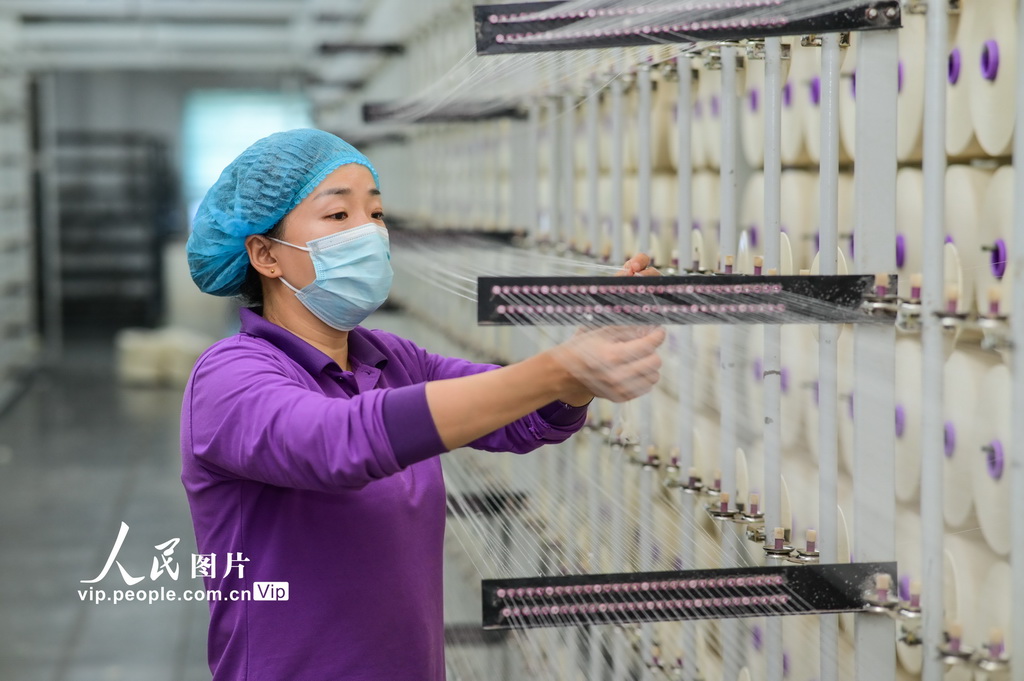 新疆呼图壁:纺织企业生产忙【2】