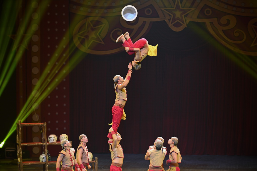 11月1日,演员在第八届中国国际马戏节开幕式上表演。