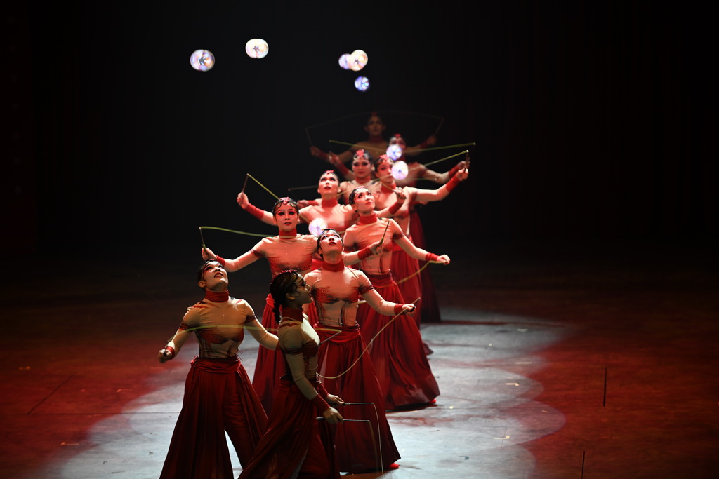 11月1日,演员在第八届中国国际马戏节开幕式上表演。