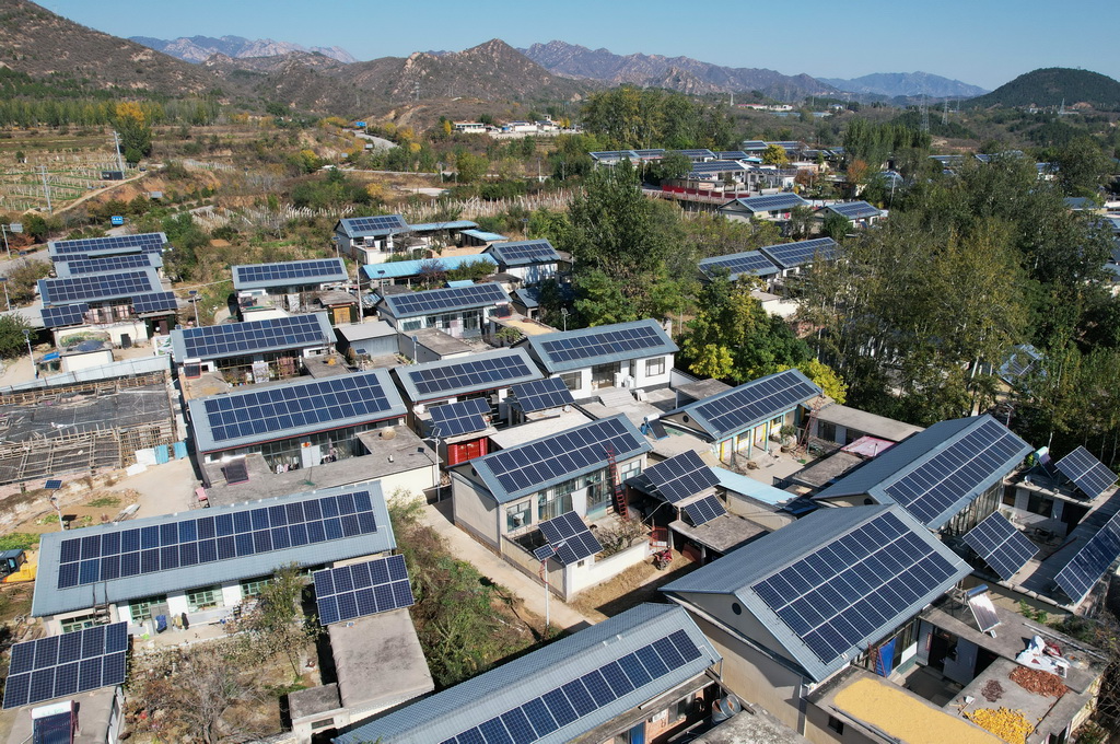 11月2日拍摄的河北省平山县西柏坡镇北庄村兆瓦级“光储”智能微电网示范工程项目中的屋顶光伏发电板(无人机照片)。