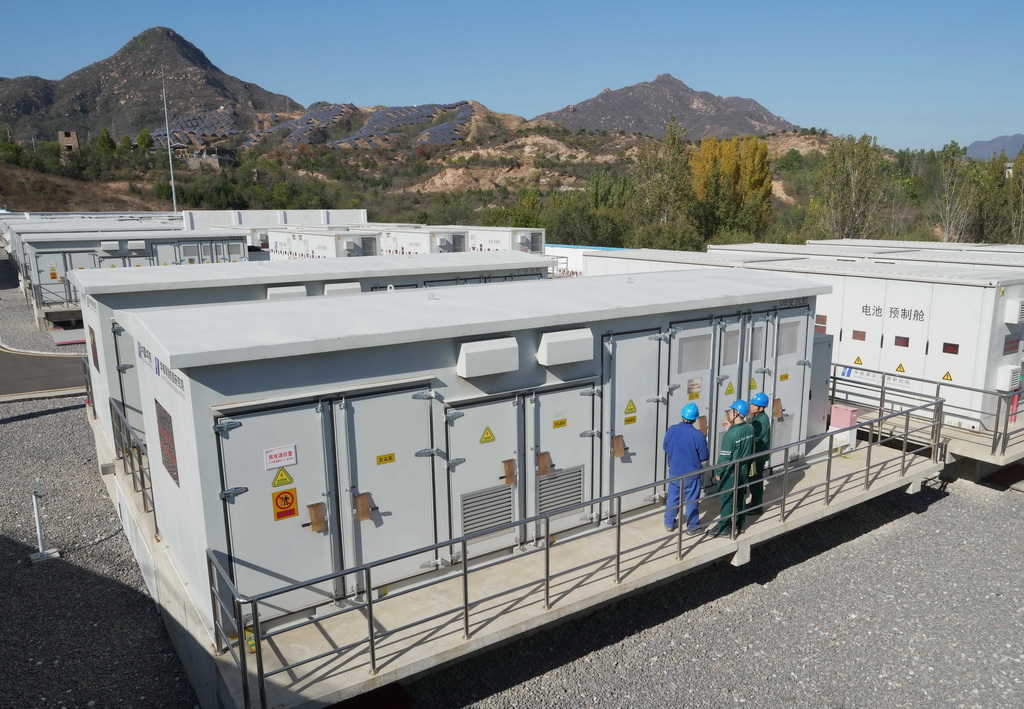 11月2日,国网平山县供电公司的工人在辖区百兆瓦级储能电站巡检。