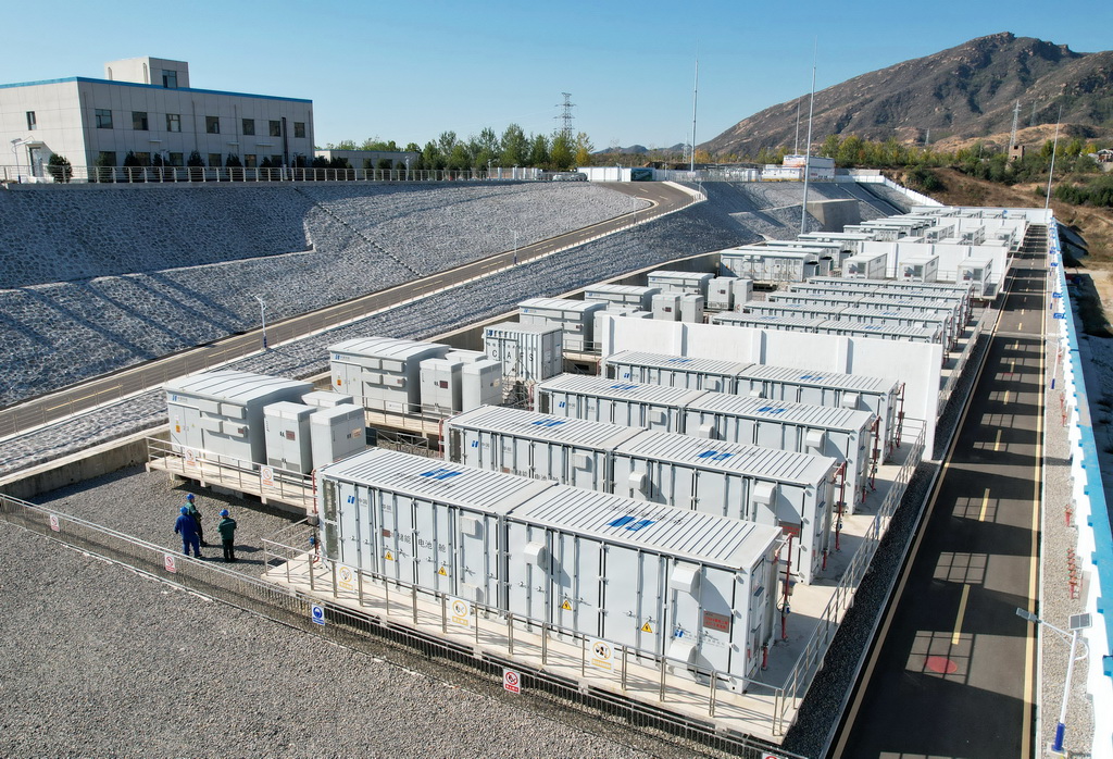 11月2日,国网平山县供电公司的工人在辖区百兆瓦级储能电站巡检(无人机照片)。