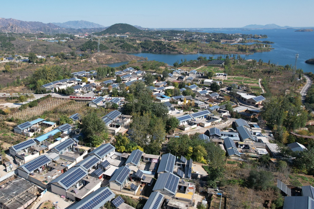 11月2日拍摄的河北省平山县西柏坡镇北庄村兆瓦级“光储”智能微电网示范工程项目中的屋顶光伏发电板(无人机照片)。