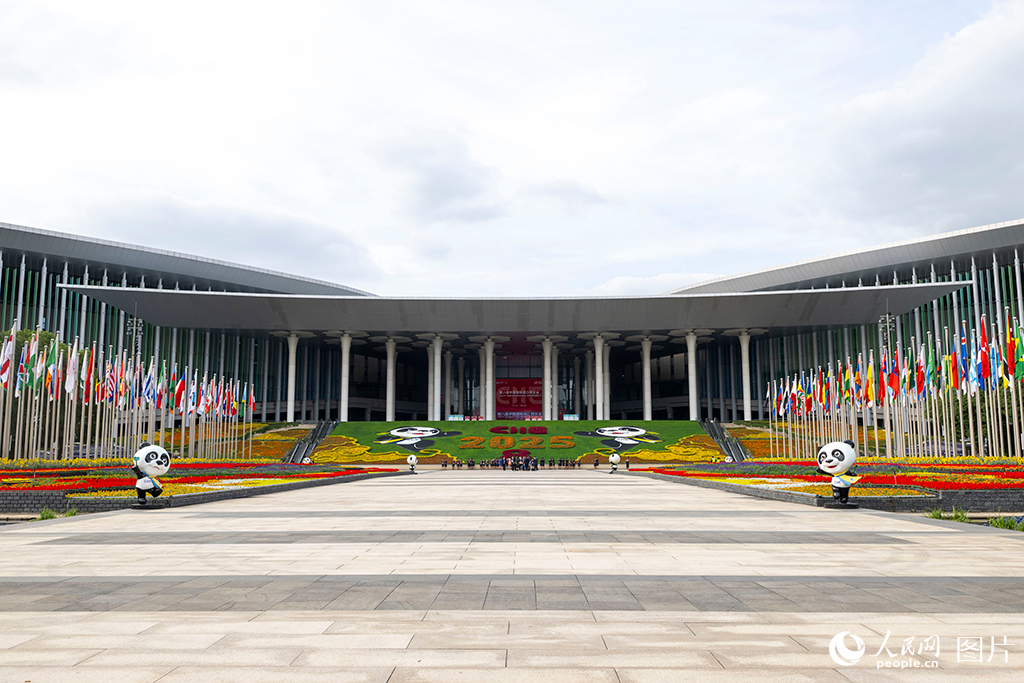 上海：花团锦簇 国旗飘扬迎盛会【2】