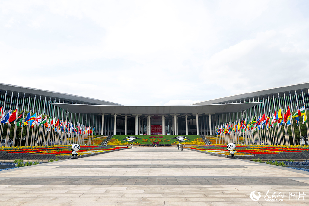 上海:花团锦簇 国旗飘扬迎盛会【3】