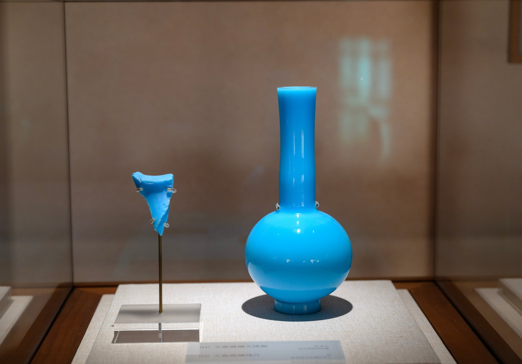 这是展出的故宫造办处旧址出土的天蓝玻璃残片与故宫院藏清代天蓝玻璃天球瓶(11月3日摄)。