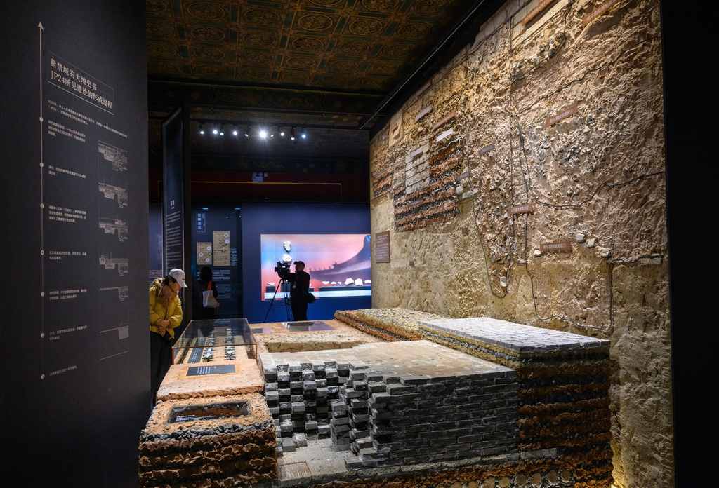 这是展出的故宫造办处旧址的地层切块模型（11月3日摄）。