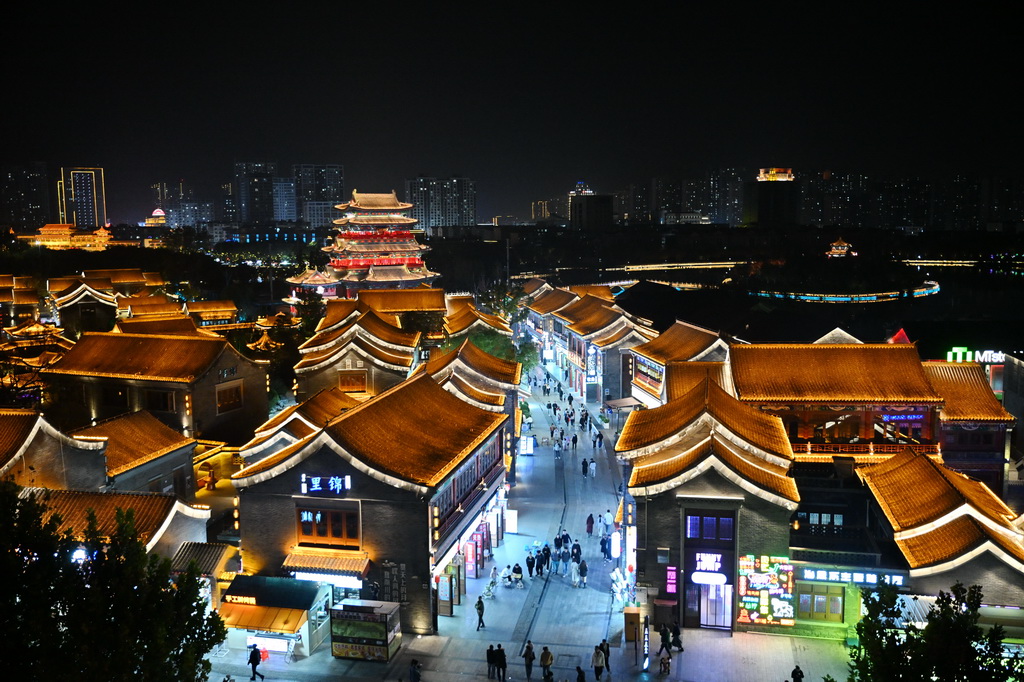 10月29日,游客在河北省沧州市运河区大运河沿线南川老街游览。