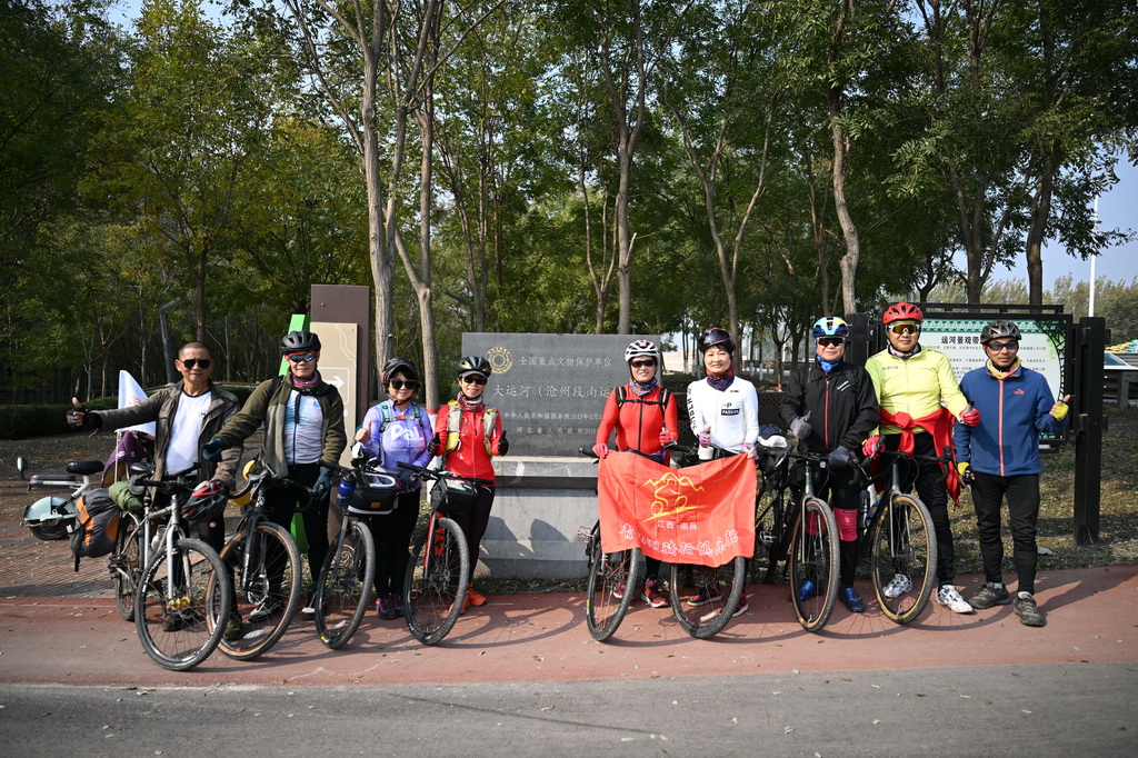 10月29日,一支来自南昌的骑行队在河北沧州泊头市大运河堤顶路上合影。