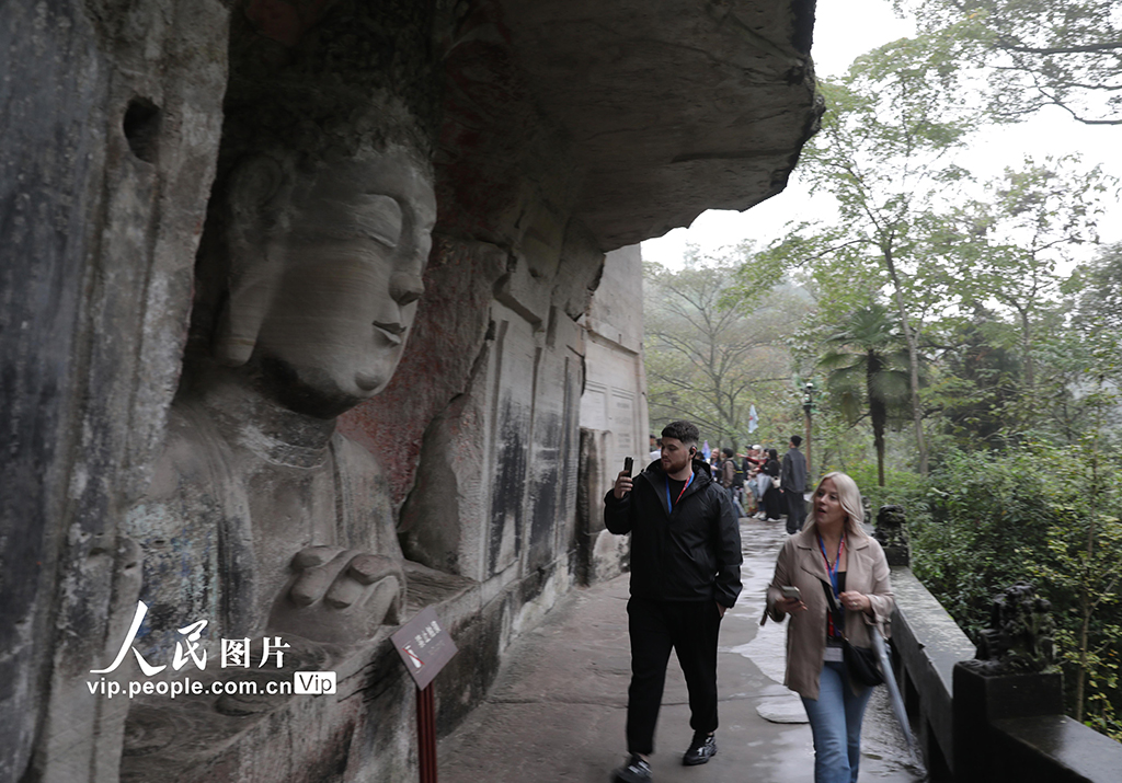外国游客参观大足石刻【4】