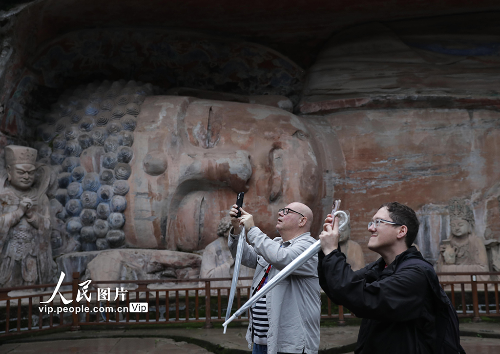 外国游客参观大足石刻【3】