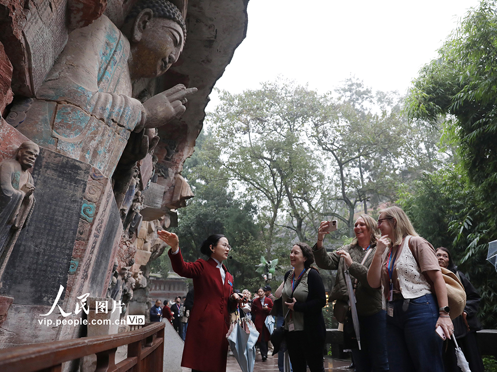 外国游客参观大足石刻【2】