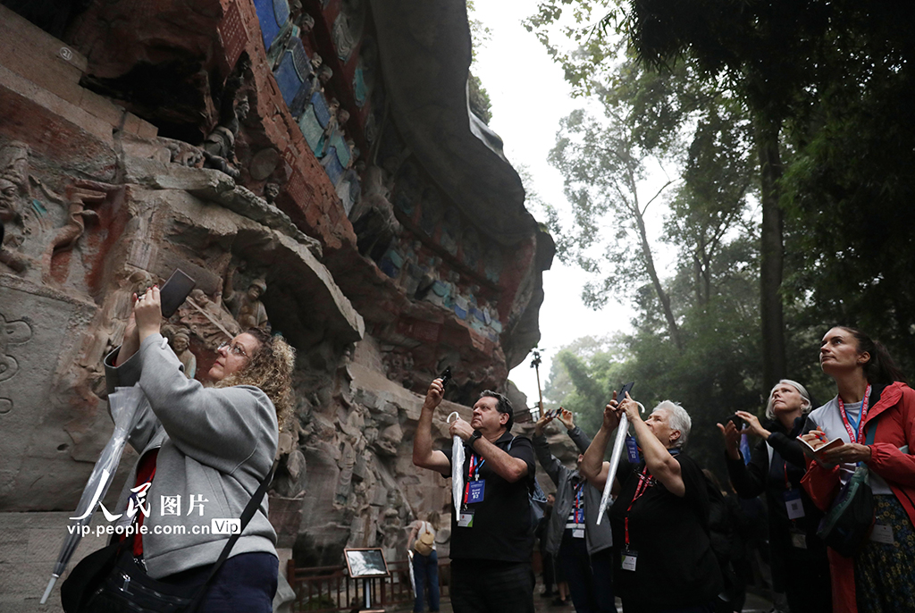 外国游客参观大足石刻【6】