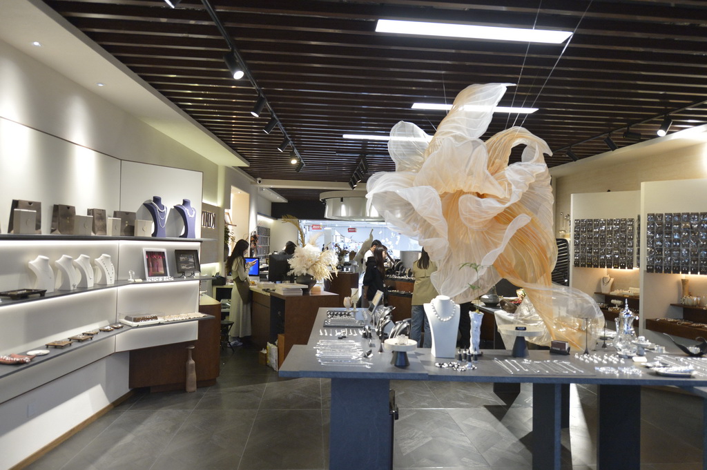 这是10月30日在浙江省义乌市拍摄的全球数贸中心内的一家商店。