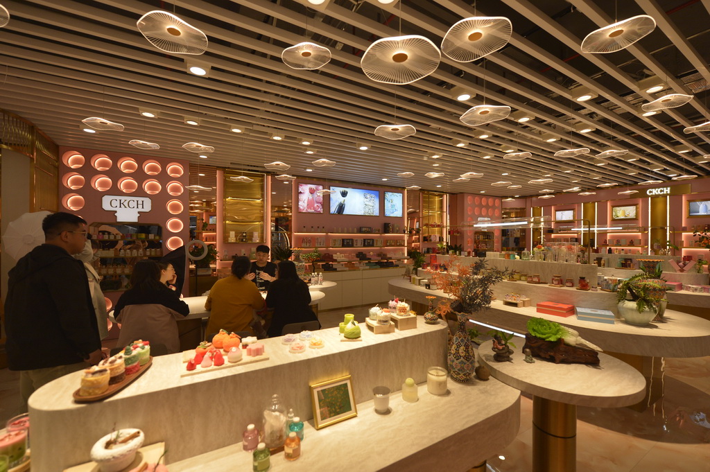 这是10月30日在浙江省义乌市拍摄的全球数贸中心内的一家商店。