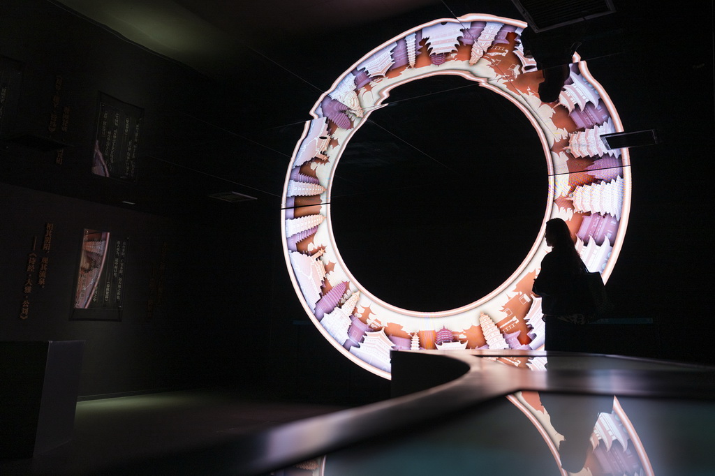 11月4日,观众在中国建筑科技馆古代建筑展厅参观。