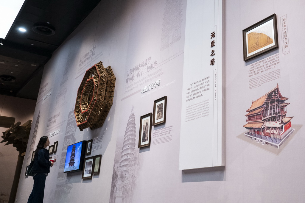 11月4日,观众在中国建筑科技馆古代建筑展厅参观。