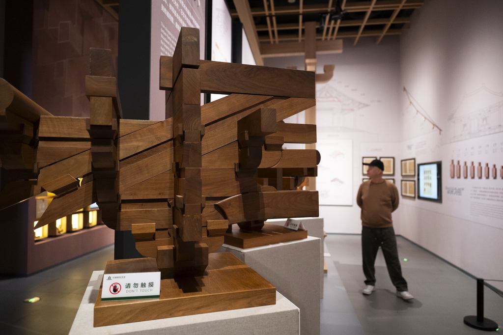 11月4日,观众在中国建筑科技馆古代建筑展厅参观。