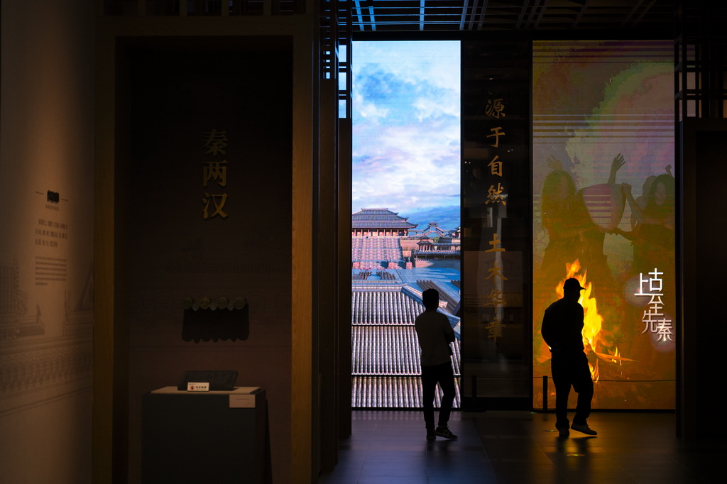 11月4日,观众在中国建筑科技馆古代建筑展厅参观。